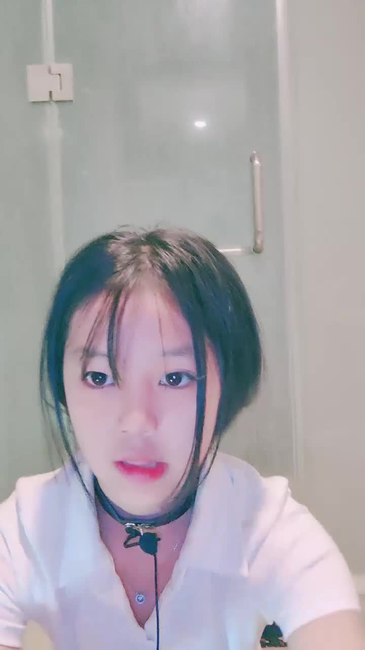 誘人的極品小蘿莉全程露臉大秀直播，乖巧聽話聽狼友指揮玩的好嗨，岔開腿道具抽插騷穴，淫聲蕩語逼逼淫水多