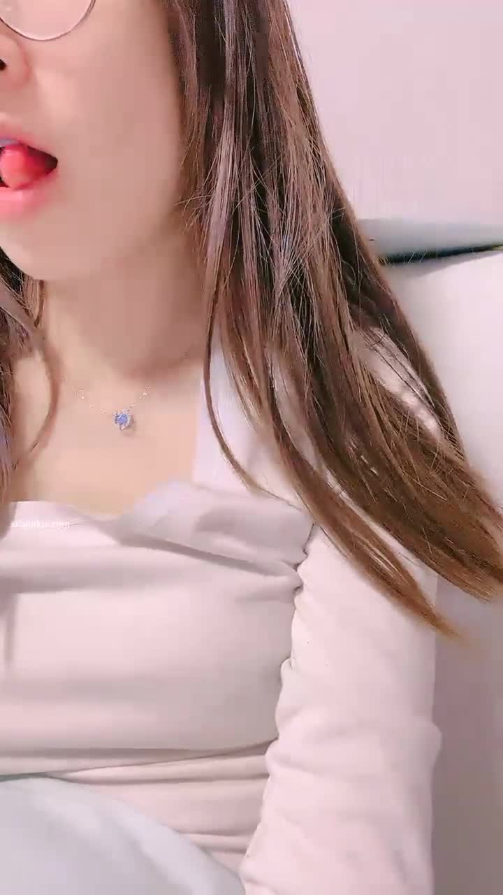 [ 媒体 ]【你的锤锤】哺乳期孕妇赚奶粉钱~抠挖淫穴奶水狂喷~直播主播录屏点此查看更多