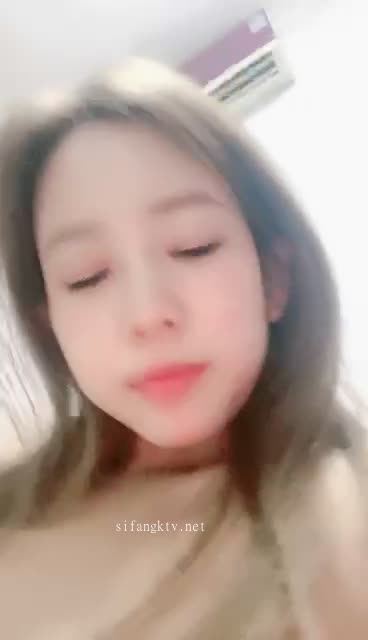 【#草莓兔兔】新人小学妹下海，白得发光，少女特有的肉感，小粉逼被各种东西玩弄，男人的最爱，喷血推荐不可错过