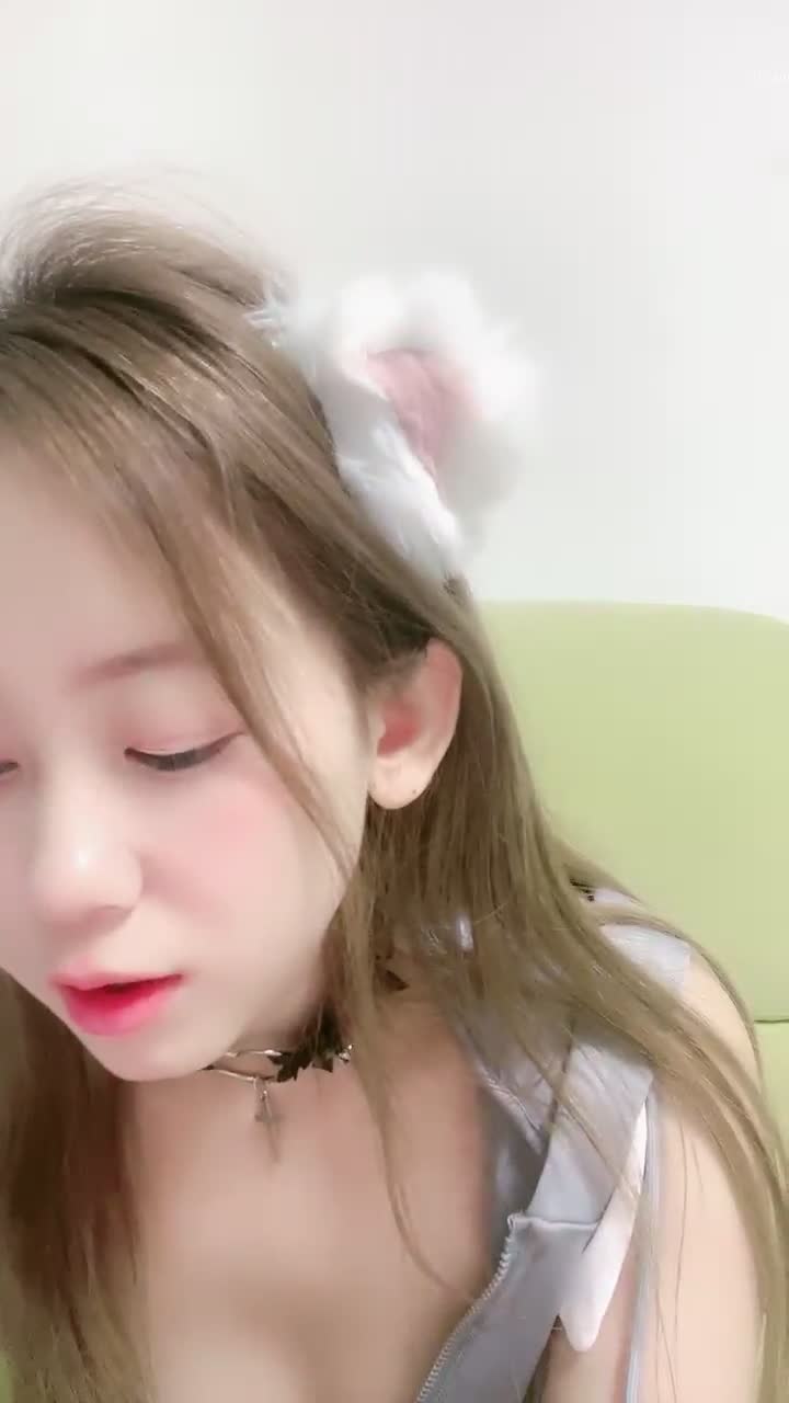 【#草莓兔兔】新人小学妹下海，白得发光，少女特有的肉感，小粉逼被各种东西玩弄，男人的最爱，喷血推荐不可错过