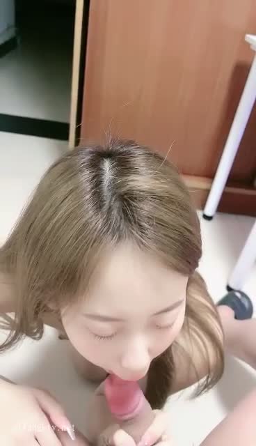 【#草莓兔兔】新人小学妹下海，白得发光，少女特有的肉感，小粉逼被各种东西玩弄，男人的最爱，喷血推荐不可错过