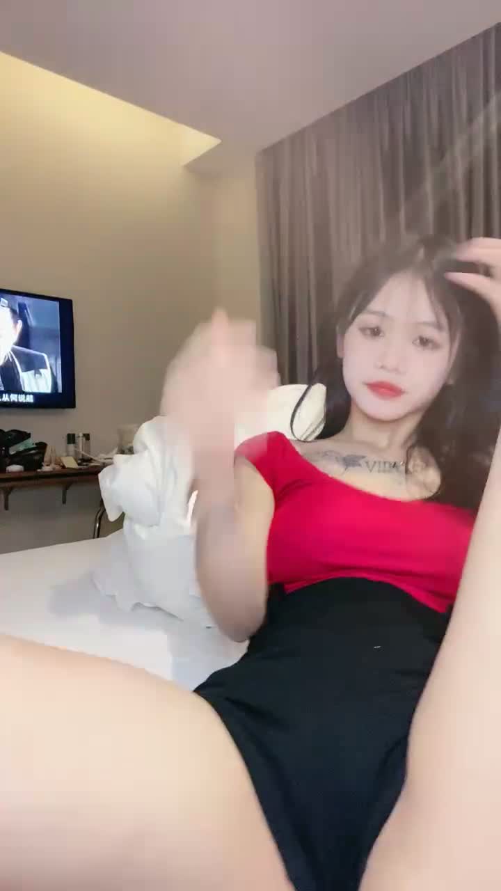 胸前纹身红唇美女！超柔软大奶子！振动棒疯狂插穴直播主播录屏