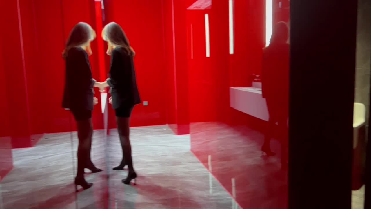#网红 『阿朱』公厕尾随 黑丝情趣羞耻放尿 玩弄女神