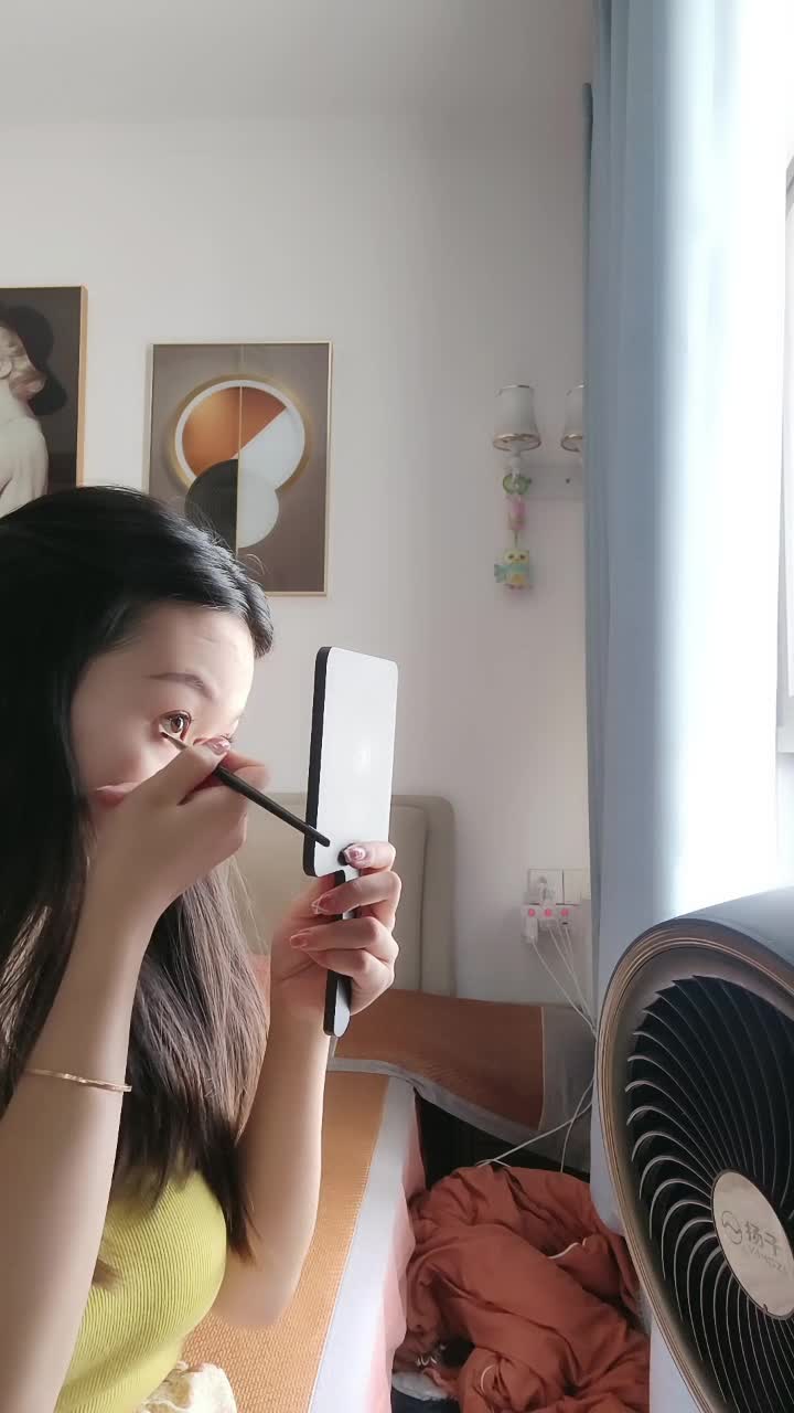 哺乳期良家小奶妈一个人在家奶完孩子陪狼友发骚，全程露脸美美哒淫声荡语互动撩骚直播主播录屏