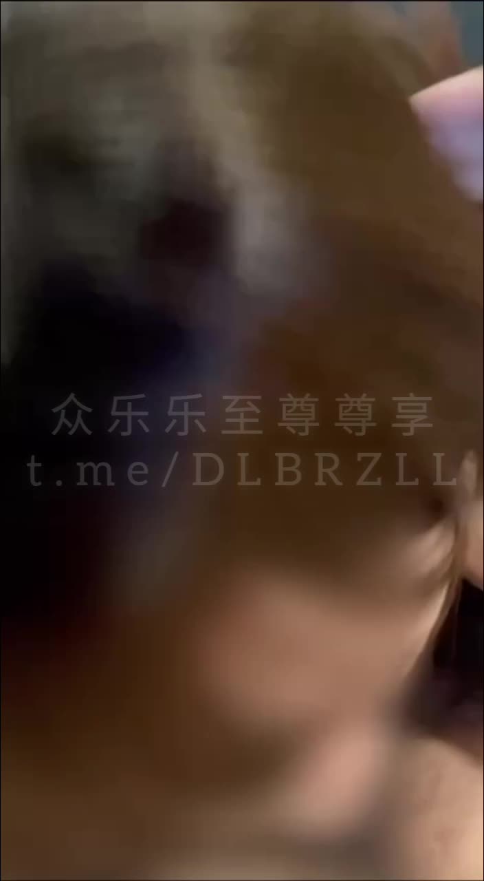 专攻高颜值网红台湾泡良大神「郑原创」FO私拍，宜兰D奶打工换宿妹，穿着黑色V领上衣，乳房若隐若现，完美胸型当然要射奶上