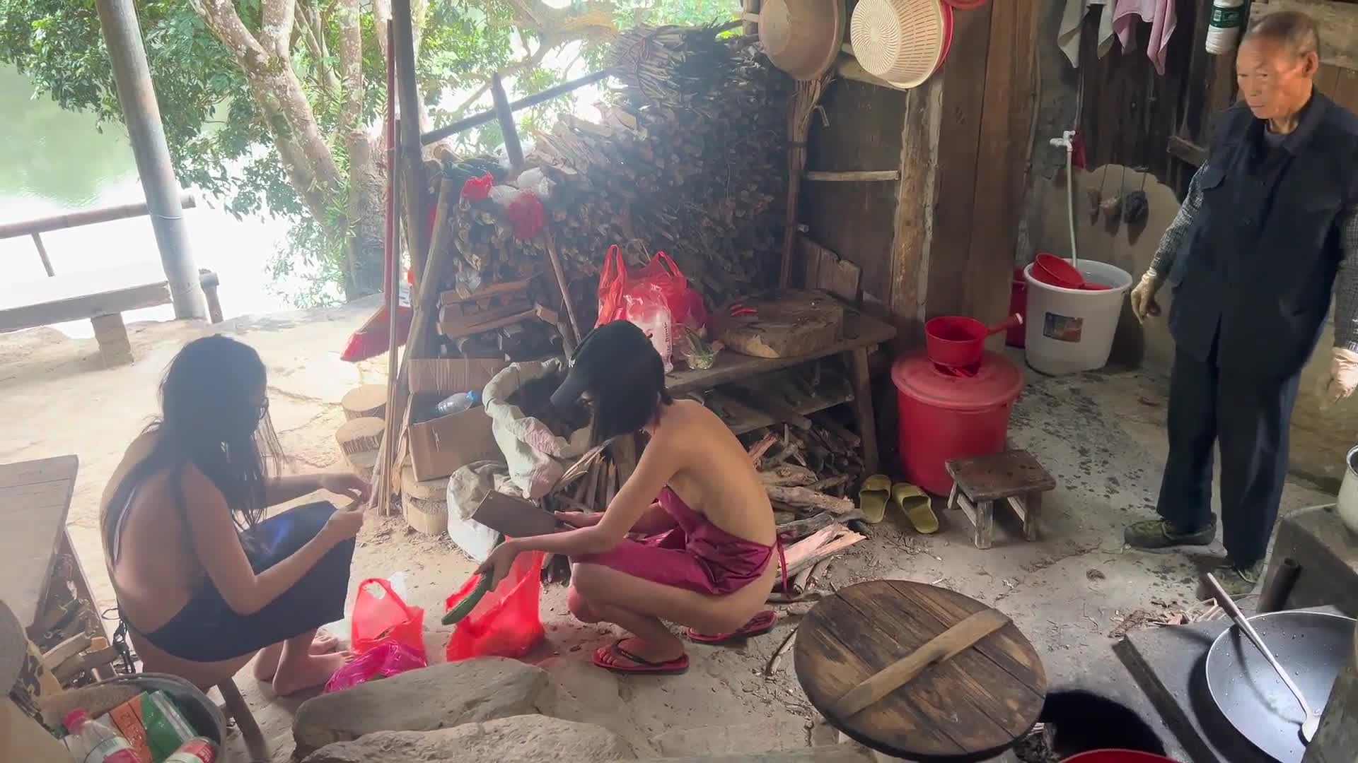 7月新流出，天花板露出狂人御姐【cikaimoon】最新作品，联手闺蜜全裸下乡帮大爷做饭干活送温暖