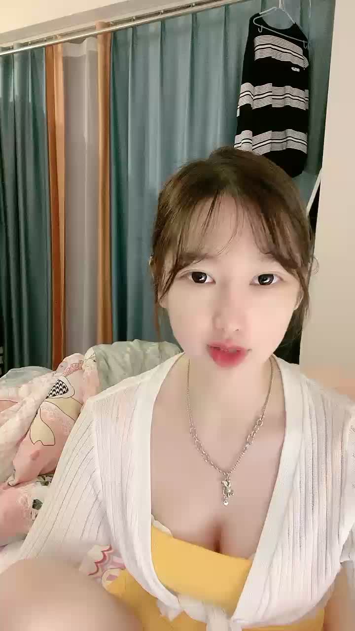 #直播 颜值区乖巧美女给大家露一波，撩起内衣超嫩美乳