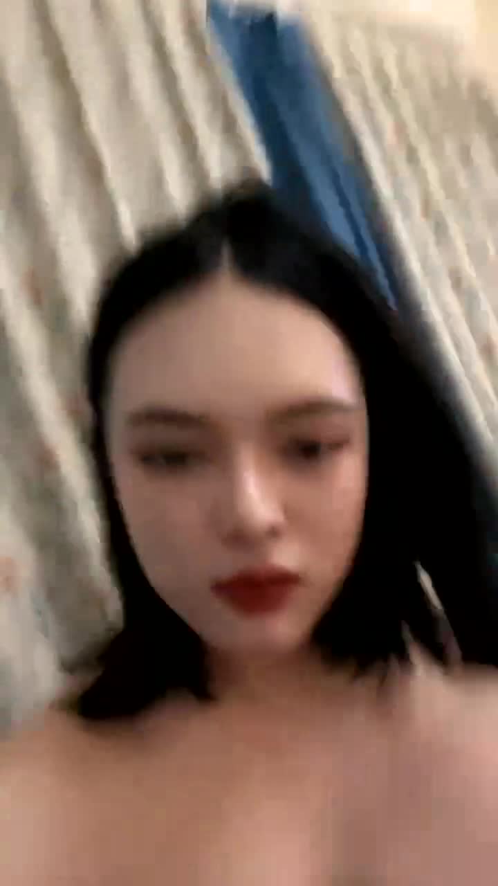 新來的美女，社會小姐姐顏值不錯小煙吸的賊溜，逼都被大哥草黑了看著，全程露臉大秀揉奶玩逼互動，精彩刺激