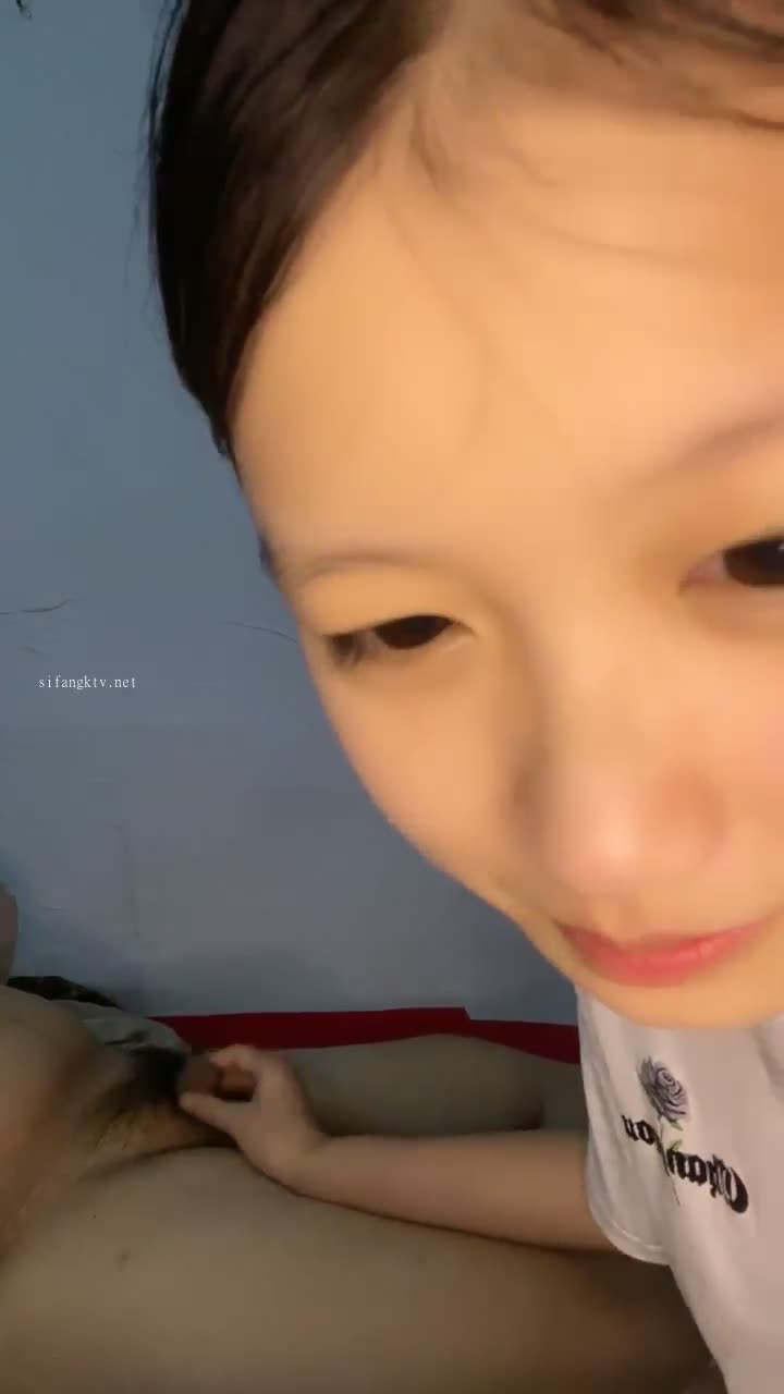 【#泡泡鱼小美眉】一脸稚气，小萝莉啪啪直播，蜜桃臀，后入的视觉效果真是棒点此查看更多