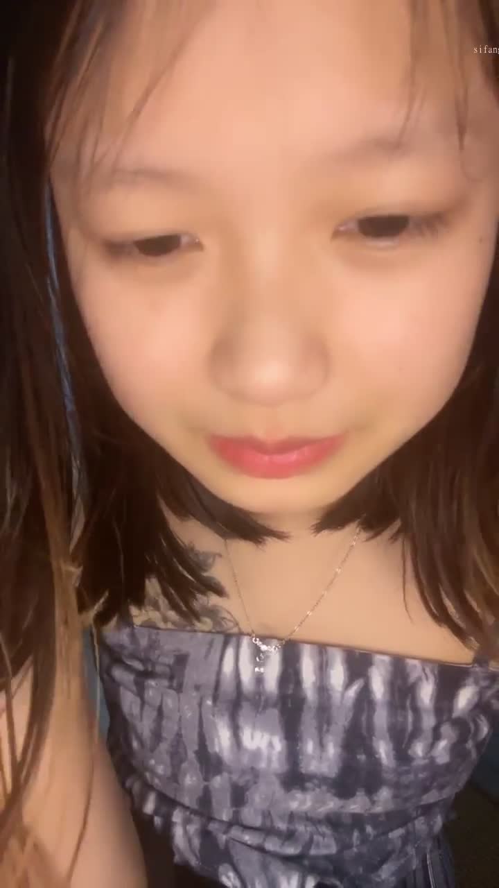 【#泡泡鱼小美眉】一脸稚气，小萝莉啪啪直播，蜜桃臀，后入的视觉效果真是棒点此查看更多