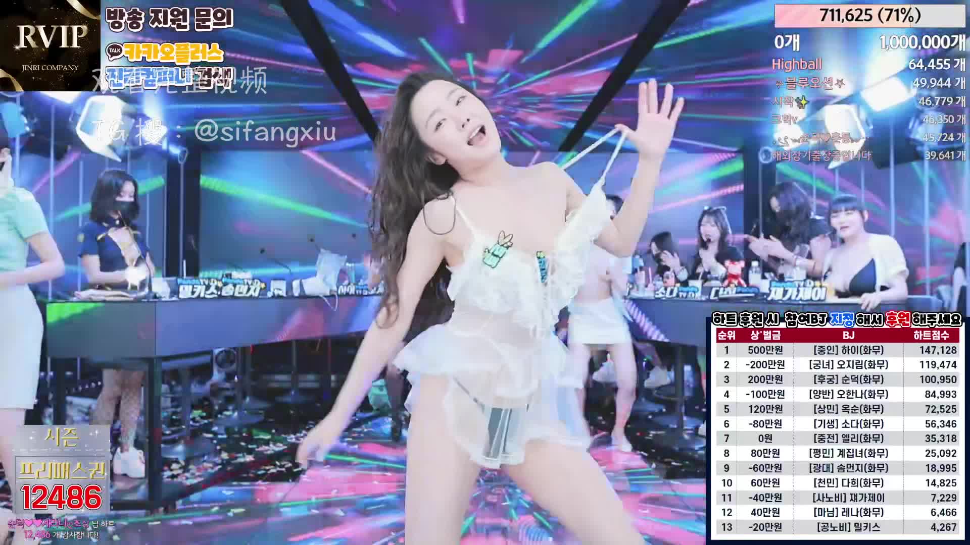 韩国BJ女团脱衣热舞秀！#韩国 #脱衣舞 #韩国BJ #裸舞 #BJ 【#精选大合集】最近挺火的一个BJ女团，貌似是韩宝贝公司牵头的特别企划，搞得和综艺节目一样，一堆女主播聚在一起蹦蹦跳跳裸舞唠嗑。12位韩国BJ女主播十多个小时的狂欢继续进行中，每个女主播都使出浑身解数，裸舞热舞群体kpop不断，看点还是很多的。单人秀舞团体舞都有，有的妹子大大方方的露点跳热舞，有的就贴上了乳贴，黑丝jk纱衣骚舞诱惑，小房子里的单人独秀是真的诱惑，这是财阀的力量吗，羡慕~~~可惜听不懂她们讲的是什么思密达61部完整合集已更