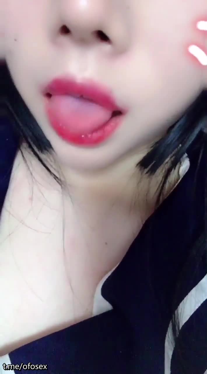 露脸网红福利姬白丝学生制服，窄小阴道口清晰可见，红扑扑的脸蛋真想咬一口，粗大阳具乘骑#露脸 #网红 #萝莉