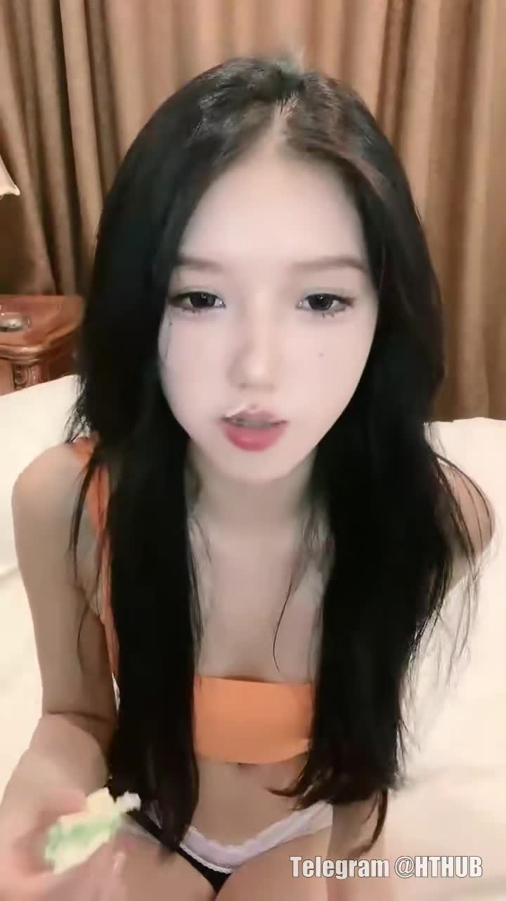 #主播 模特灵灵　全身赤裸与网友互动假鸡巴自慰这身材让人垂延欲滴