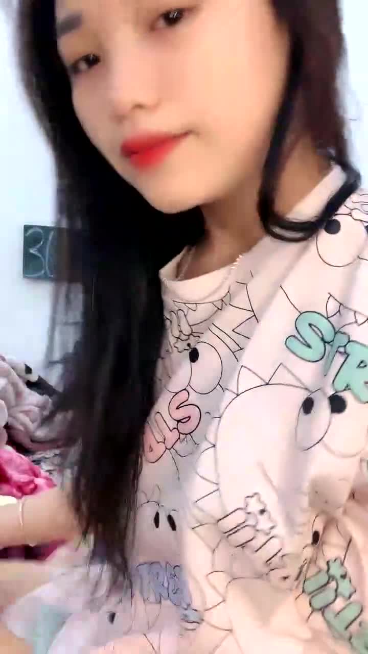風騷小少婦屁股好翹伺候小哥激情啪啪大秀給狼友看，讓小哥舔逼好騷，撅著屁股激情爆草主動上位陰唇包裹雞巴