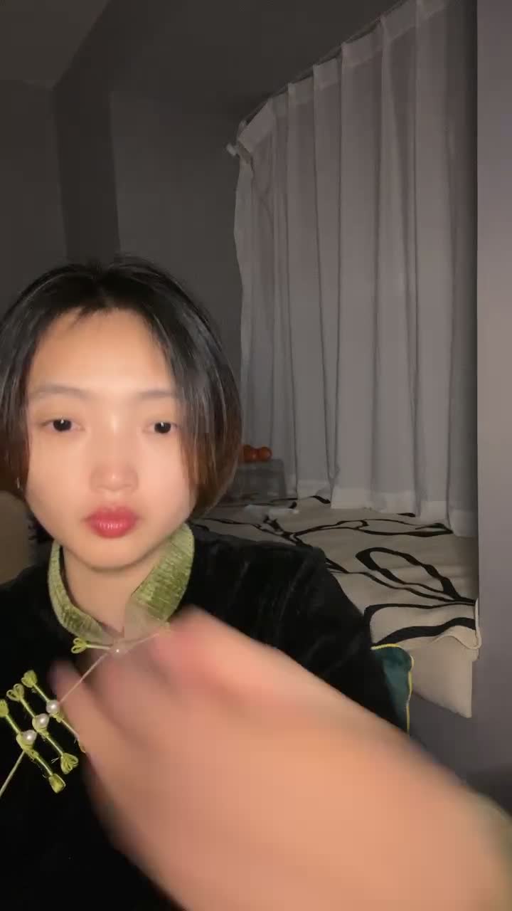 旗袍气质小少妇！下海第二天！刷礼物给你们秀秀，床上脱掉扭屁股直播主播录屏