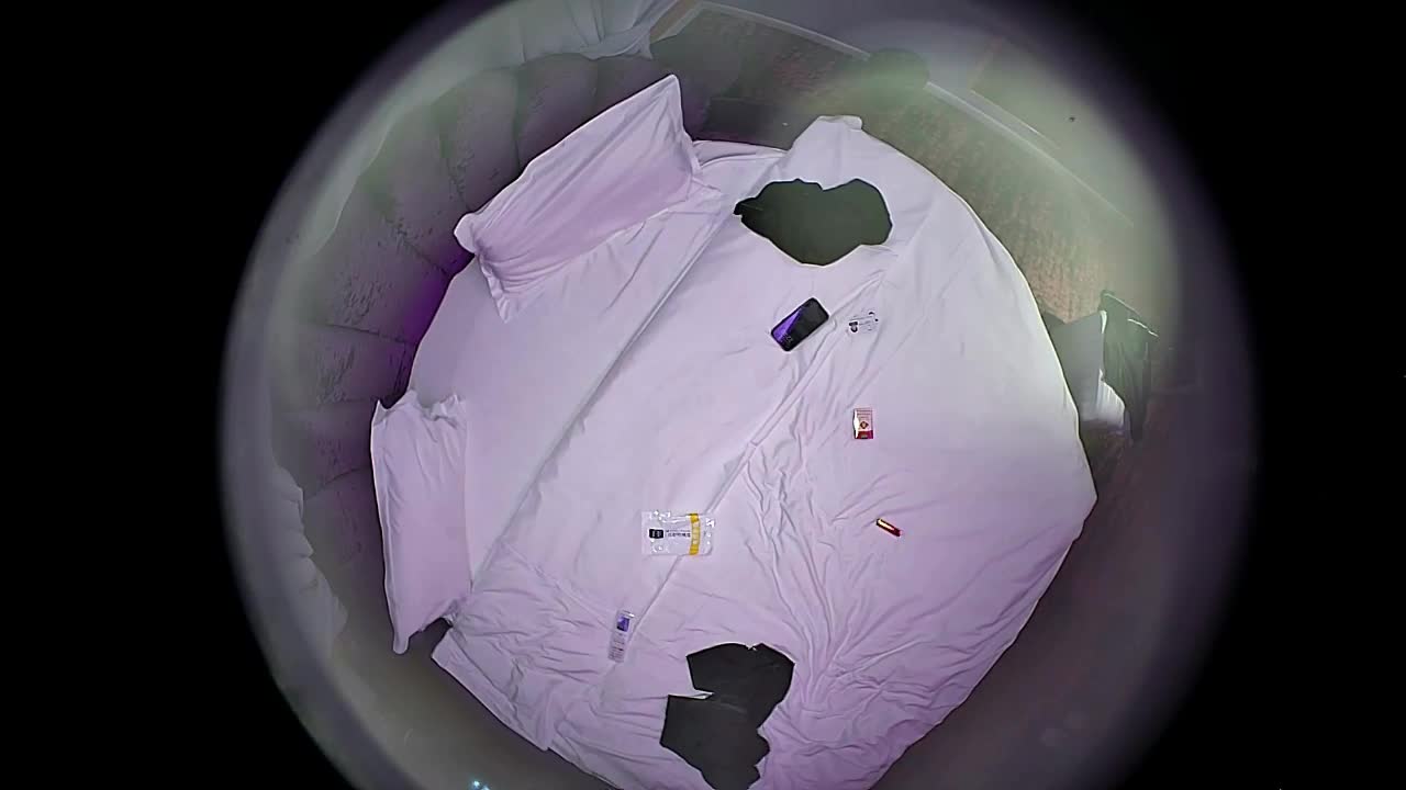 酒店情趣圆床上帝视角偷拍 非常会玩的年轻情侣奶油涂私处互舔 最后内射旁边还摆放不少专业工具
