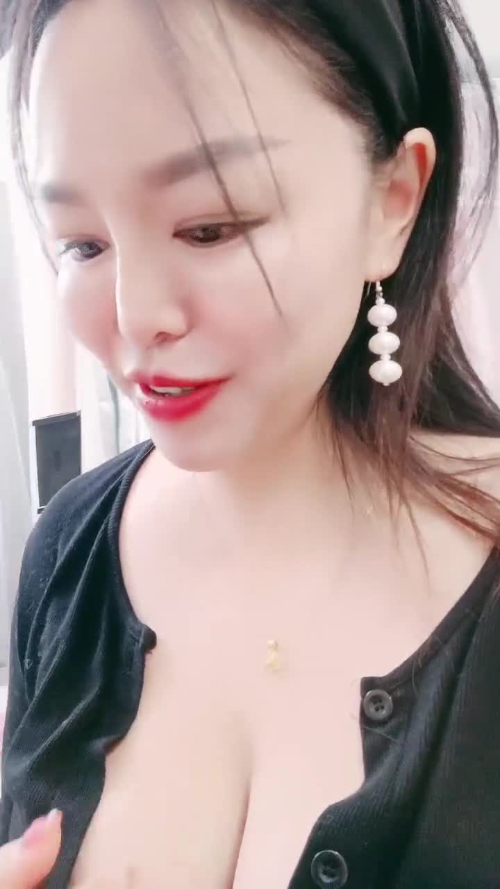 美豔風騷的極品禦姐少婦全程露臉大秀啪啪，絲襪高跟誘惑口交乳交大雞巴淫聲蕩語，被大哥玩著奶子亂草浪叫