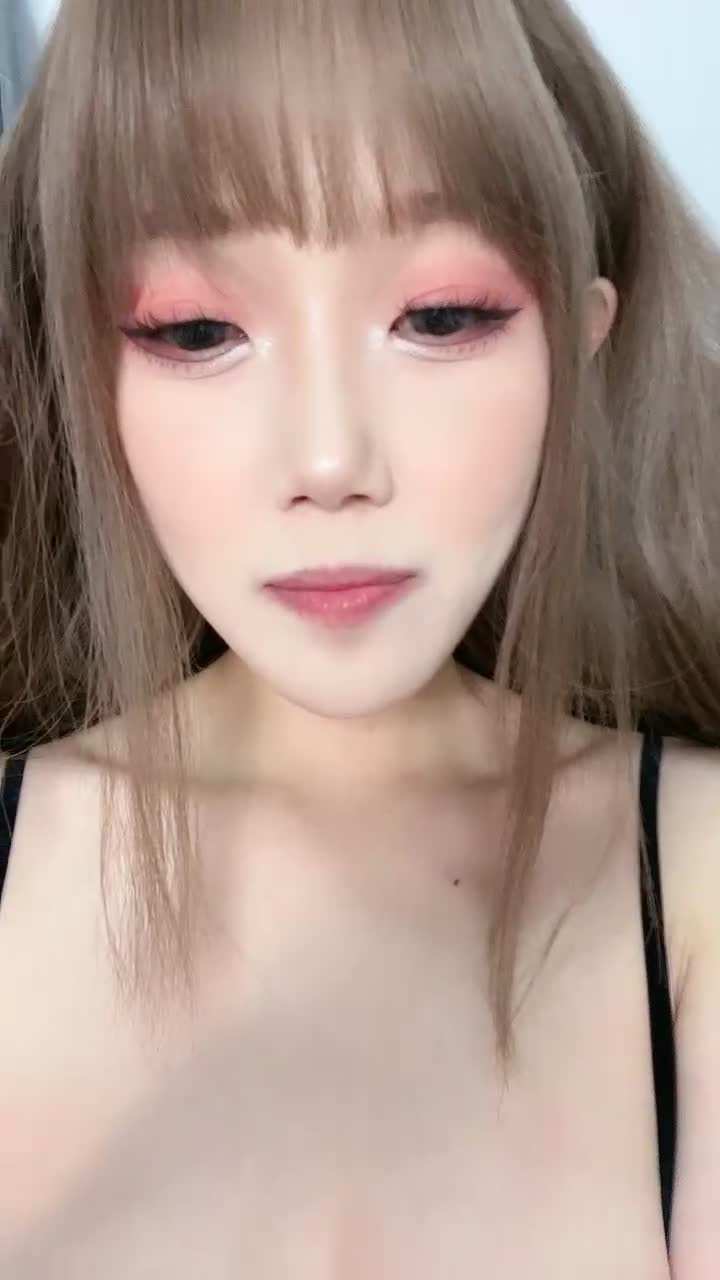 近期下海自慰大秀！性感黑丝美腿，奇怪道具抽插骚穴，爽的翻白眼美女好骚直播主播录屏