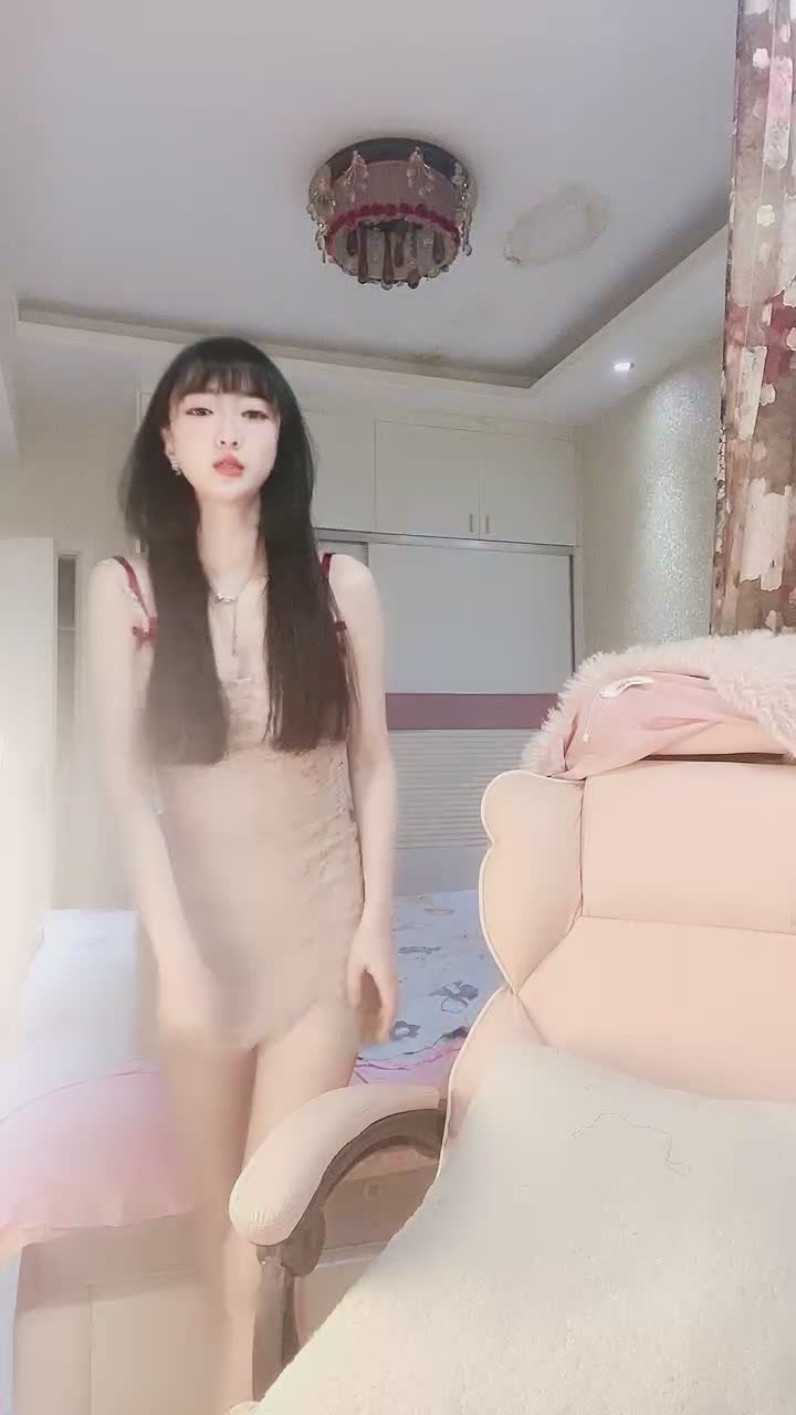 #直播 网红美女近期下海！特别肥唇粉穴！搔首弄姿极品美腿，双指扣弄骚穴，电动假屌深插，震起来好爽