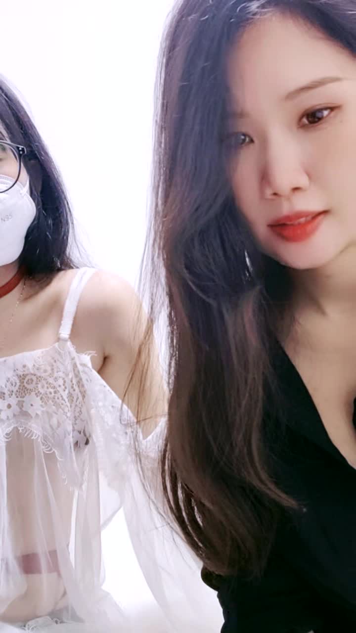 玩弄闺蜜肥臀骚穴！脱下内裤顶级美臀，喜欢玩sm,吊带丝袜塞跳蛋直播主播录屏