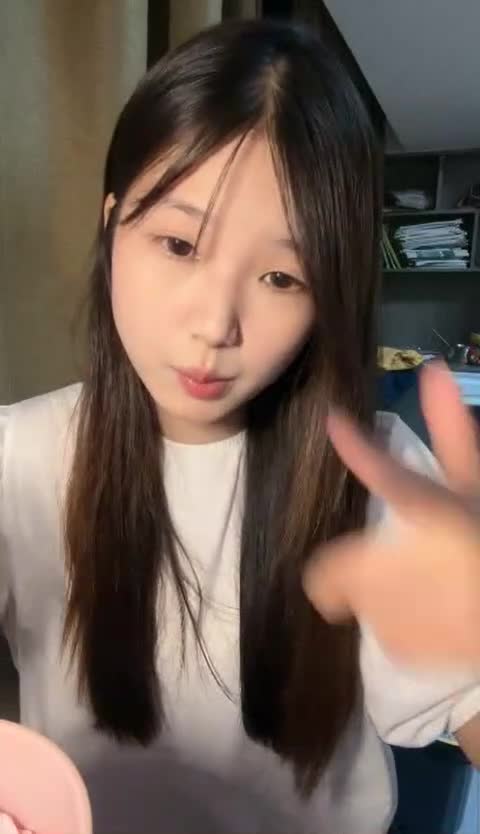 粉嫩的少女露臉大秀直播，聽狼友指揮脫光光在床上誘惑狼友，撅著屁股掰開騷逼給狼友看，互動狼友撩騷不斷