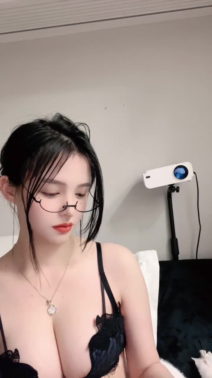 高挑模特女神，黑色比基尼，全裸大秀火辣身材，咪咪很粉嫩