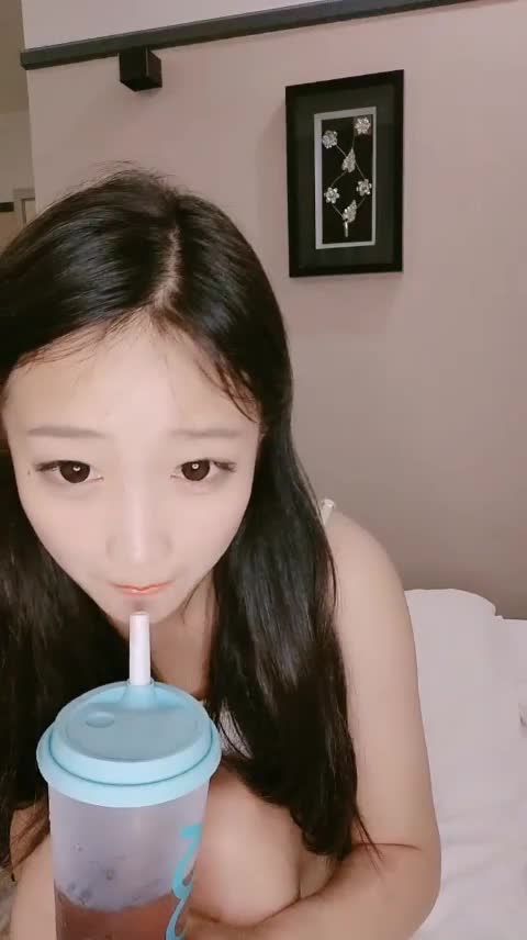 #直播 清纯甜美少女！刷礼物提要求！光滑美臀翘起，脱下内裤被炮友掰穴，紧致超肥美穴
