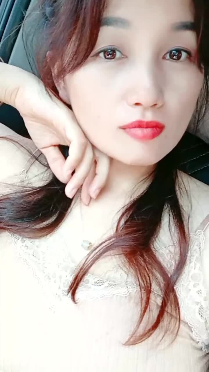 乡村少妇真是骚，【甜甜小少妇】，哪里人多去哪里，户外游泳池边塞跳蛋，骚逼湿漉漉，需要男人来解救直播主播录屏