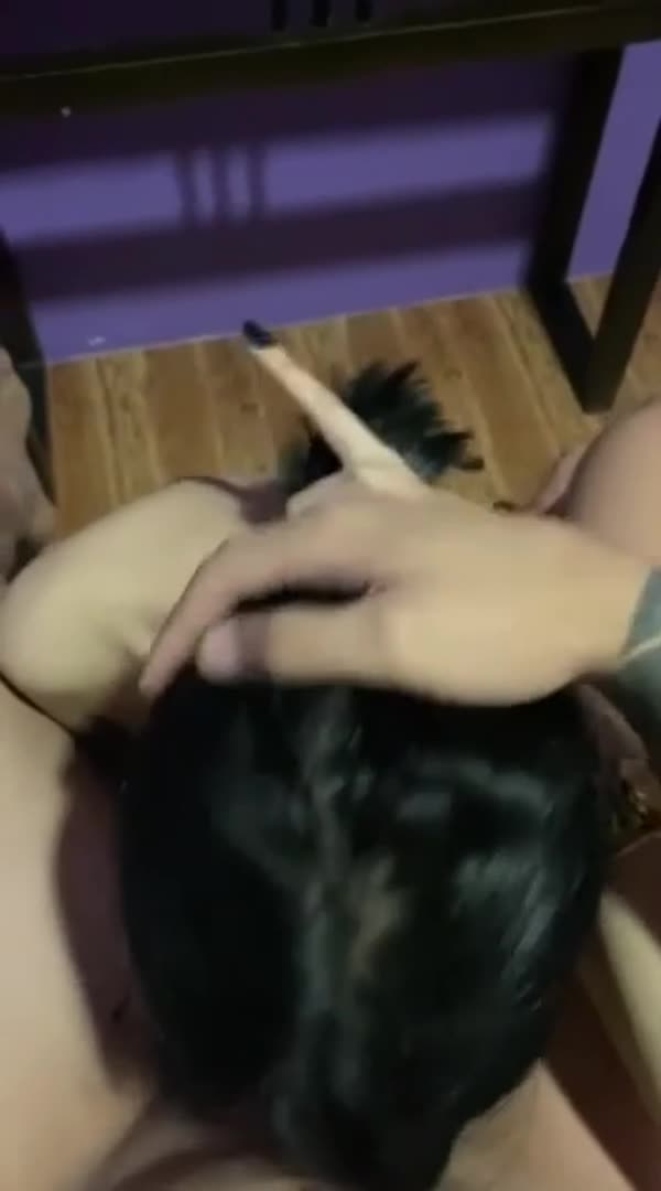 极品反差婊 情侣的激情性爱自拍，高颜值长发美女给纹身男友深喉口交，技术一流娴熟让人怜爱