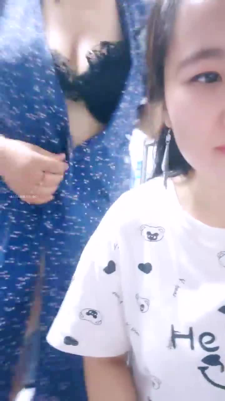 推荐，山东超市的老板娘，【北冥有鱼】，带表妹初下海，店里还有人，就要露奶子，约情人来啪啪直播主播录屏