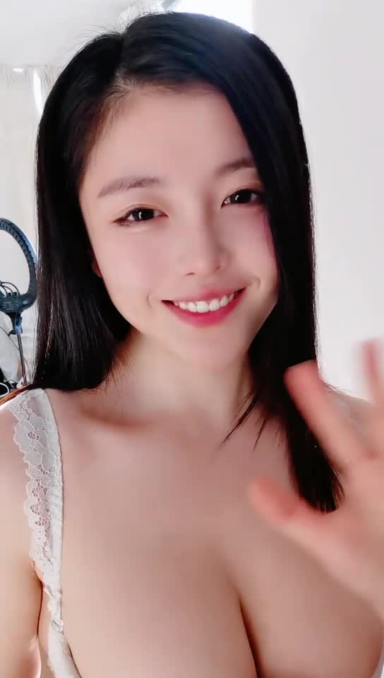 #半糖 #满月 #主播 #高颜值以上为20211028和20211219录屏，姣好颜值下，居然还有一对绝绝子的大奶。看不到逼，只是偶尔漏两点。速游VPN跑满千兆只做最快