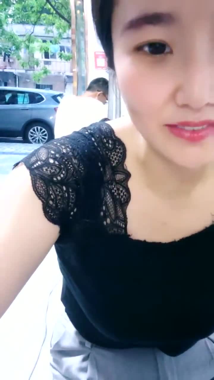 超市老板娘，【北冥有鱼】，背对着顾客在店里玩跳蛋，喷水太多，首次无套啪啪，被颜射，床单湿了一大片直播主播录屏