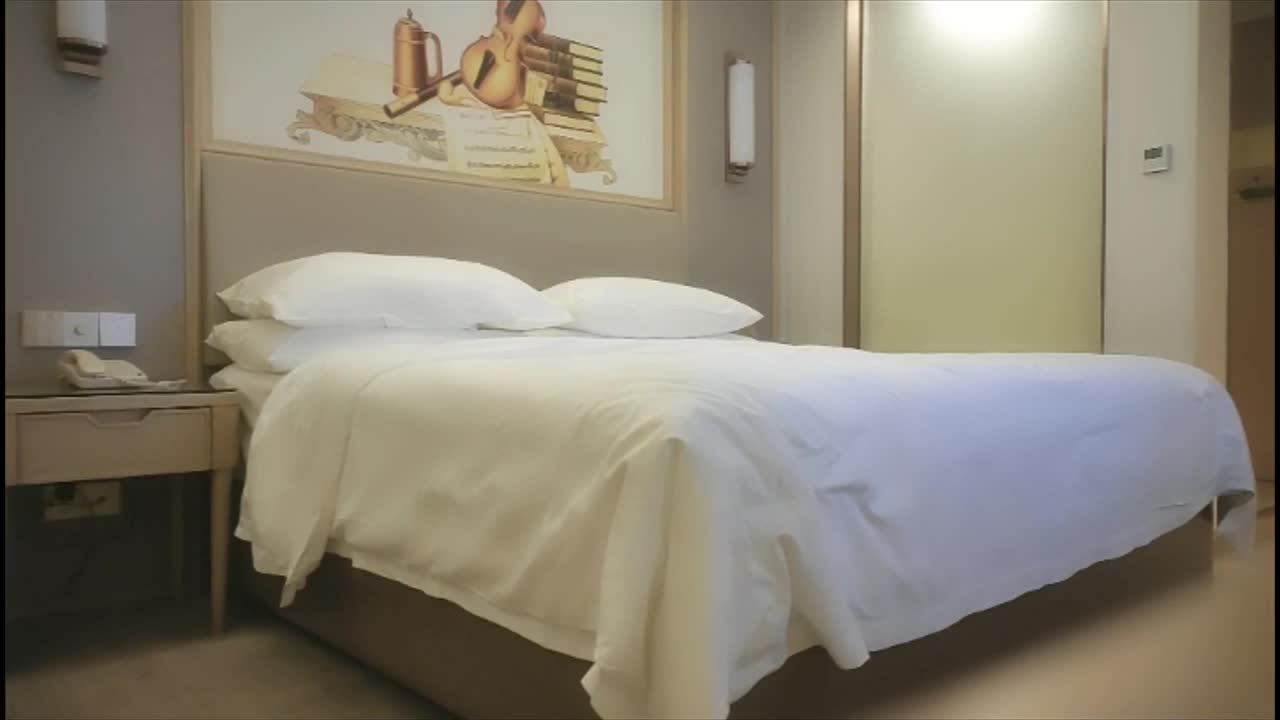 22岁大四兼职学生妹，男友调教的一脸狐媚样