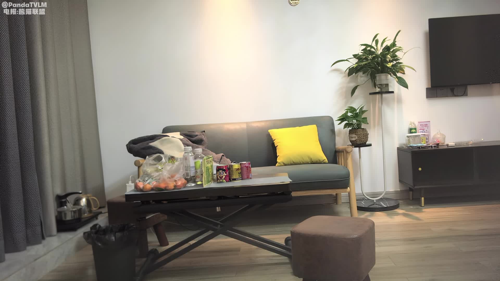 3P丰满人妻，身材火辣骚气十足，沙发草完去床上一个后入一个插嘴，场面劲爆精彩刺激1