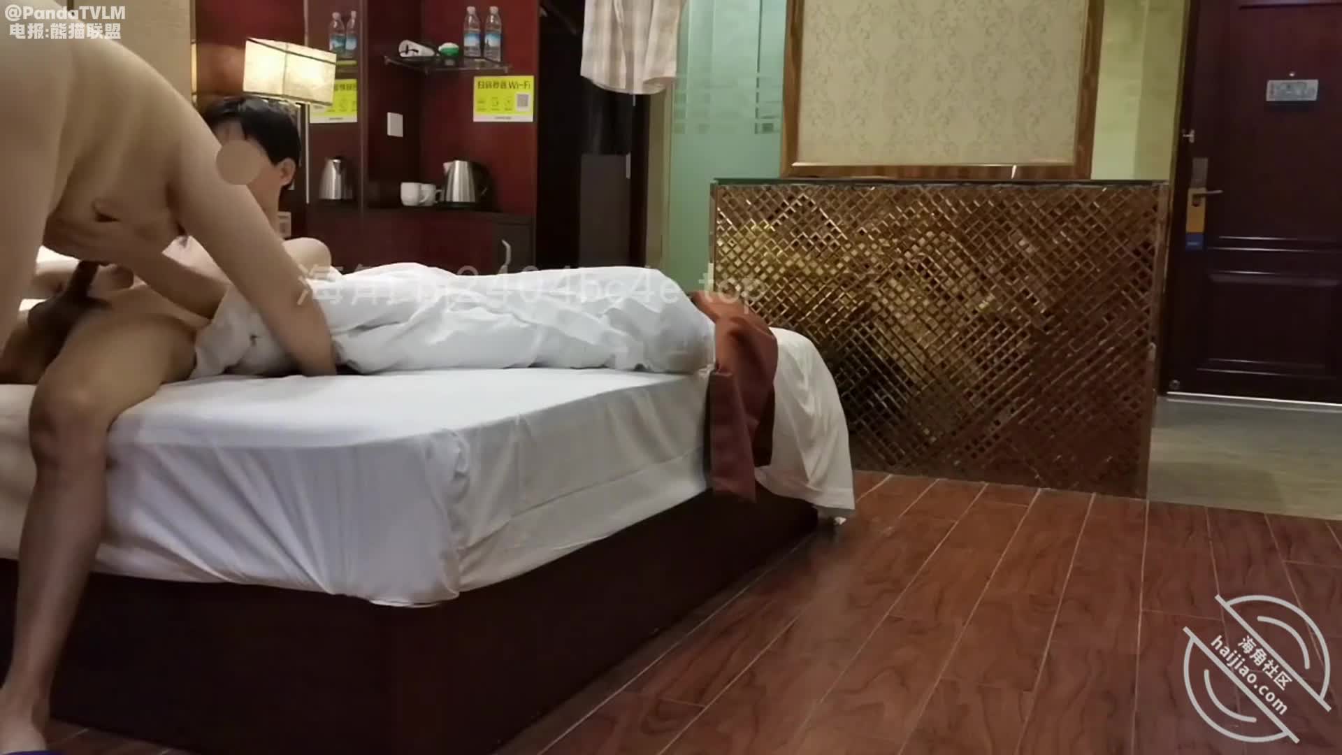 海角 干妈变成了情人 来和干妈过情人节，第一次用手指伸进了她的阴道