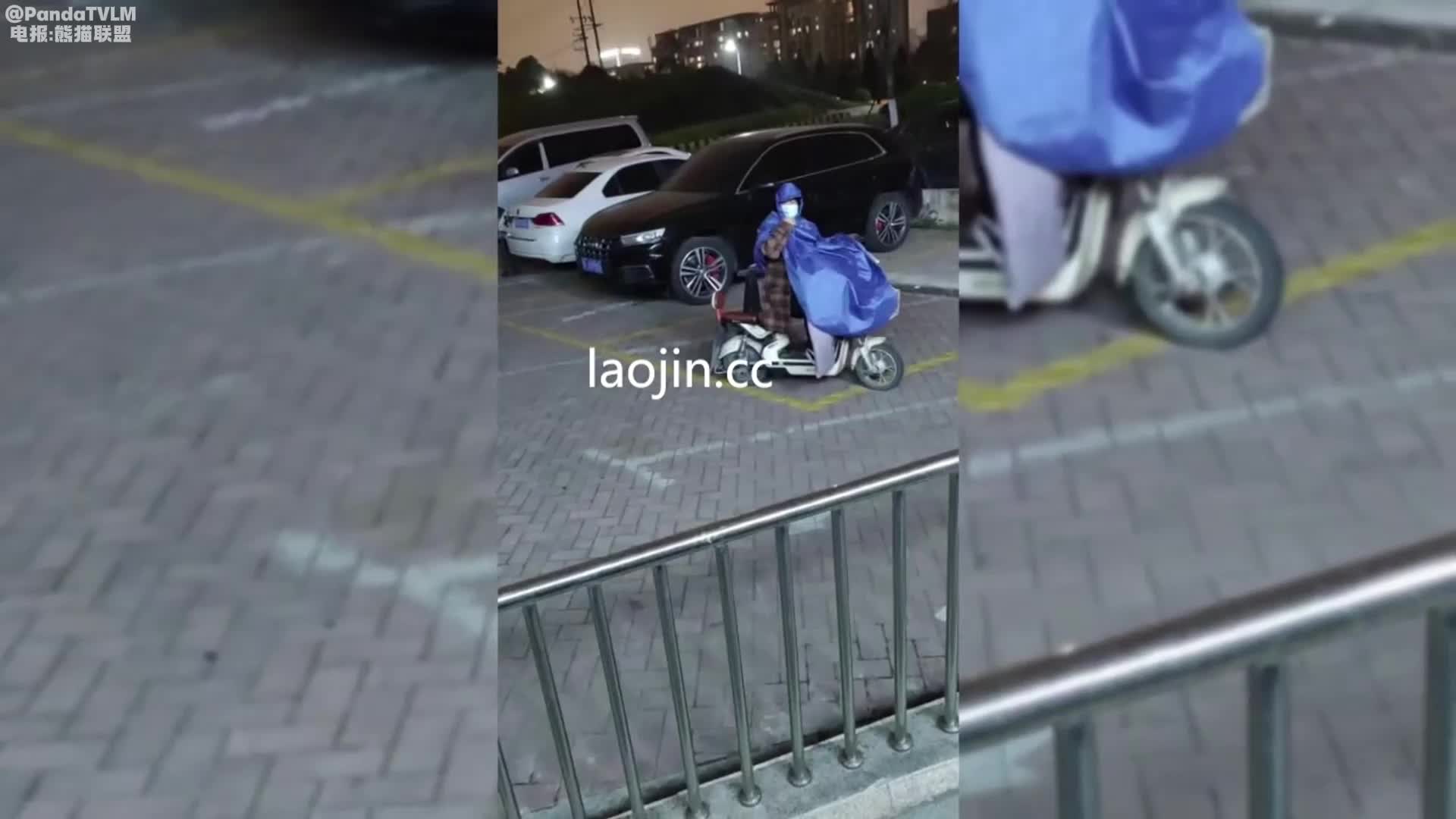 雨竹先生 良家人妻出轨，完美露脸有生活照，培训机构的熟女老师，出乎意料的骚