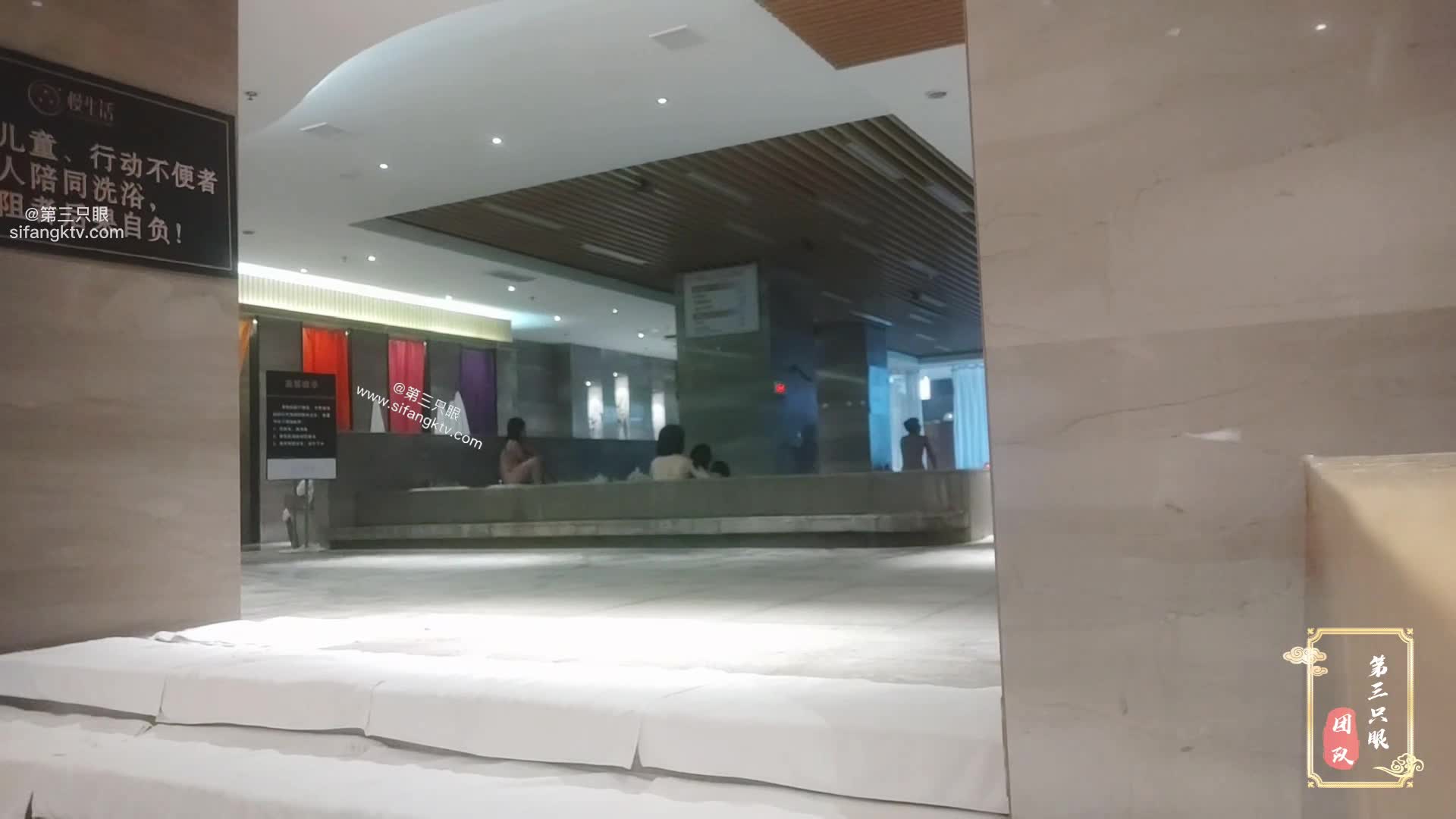 大神 第三只眼 男扮女装 潜入女浴室偷拍各种少妇熟女尽收眼底#精品