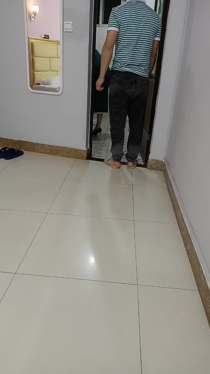 肏表妹的性感闺蜜，不断撩骚挑拨强硬扒光，大鸡巴直接上打着灯草给狼友看精彩刺激#精品