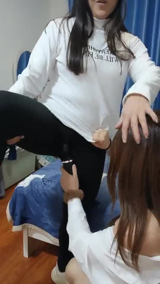 10风骚熟女带闺蜜的骚女儿跟大哥一起玩双飞，全程露脸激情啪#精品