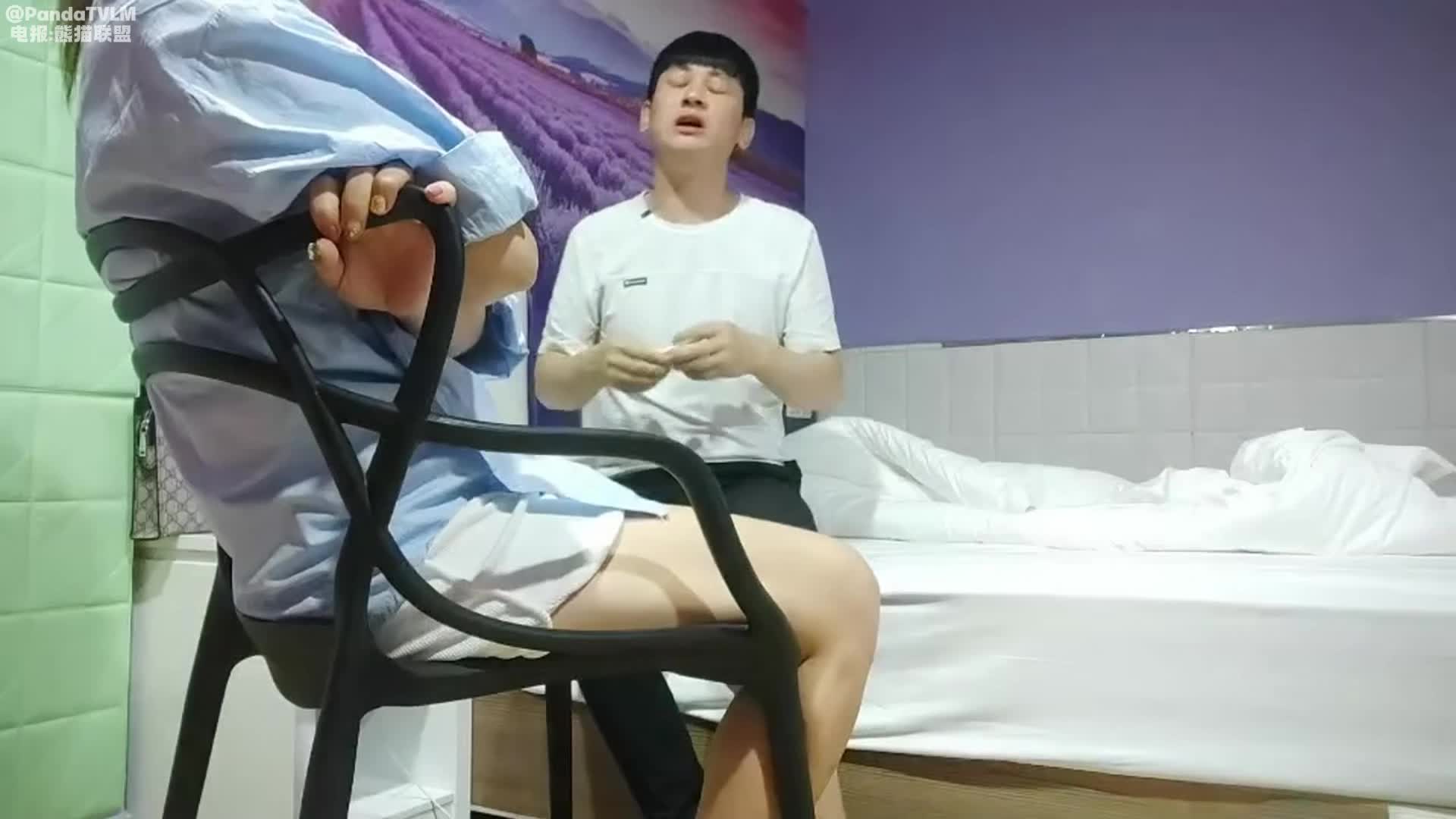 良家轻熟女 他打视频就是想看我在哪里 你软了 我一紧张就没感觉了 强行脱裤子刚想操老公视频吓的穿内裤