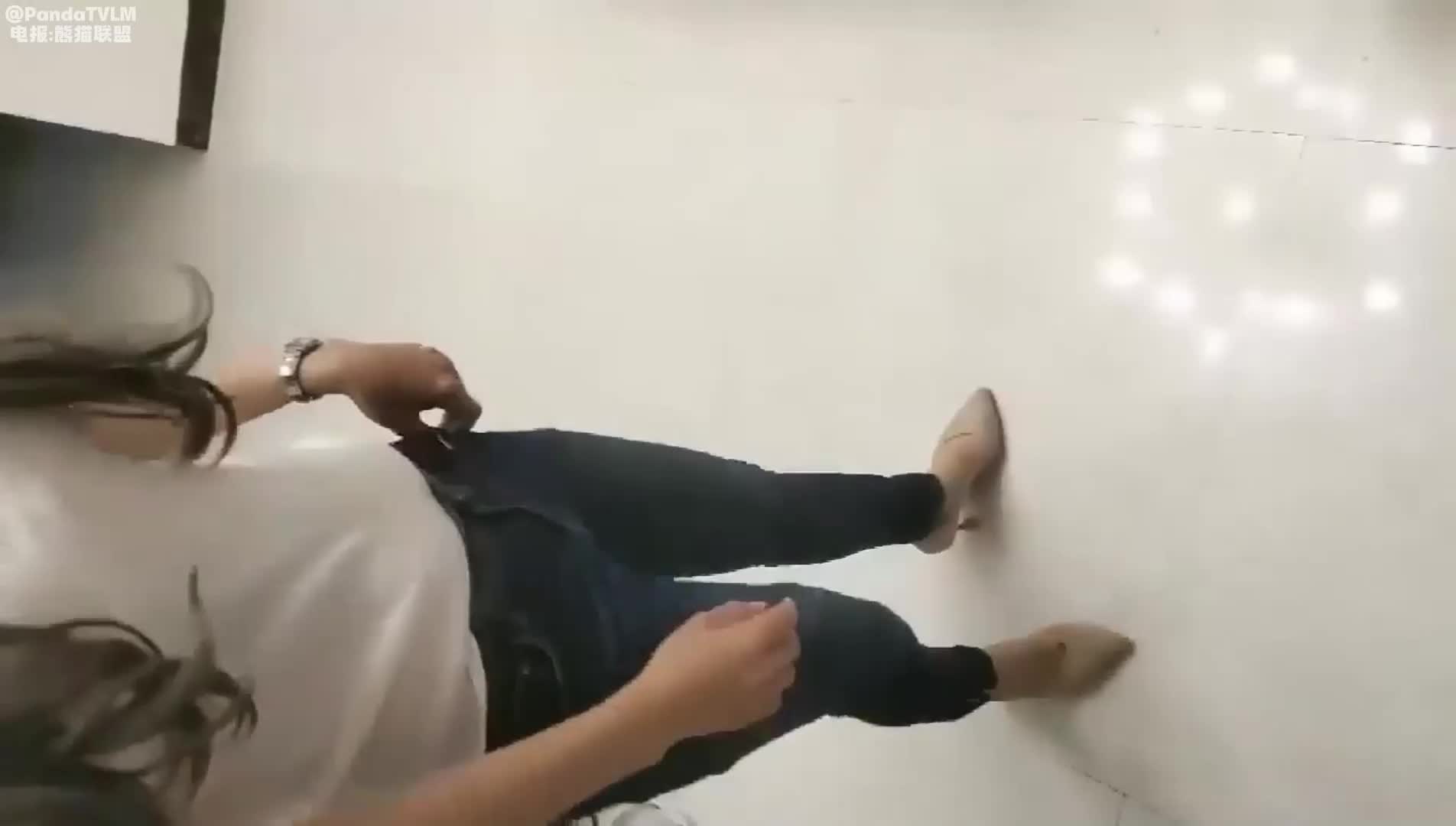 隔壁老王勾引来借工具少妇女邻居各种姿势激情啪啪对白刺