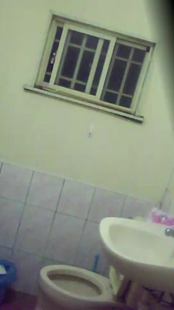 太激动了，终于偷拍到了漂亮表姐洗澡，遗憾奶子不是很大小腹微微隆起