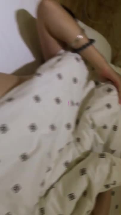 黑丝小女友很怕生摀著臉不給拍，只好用棒棒好好開通她足交母狗黑丝萝莉学生黑丝看片搜片全能助手telegram点击查看更多福利视频