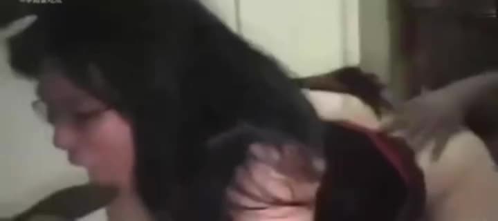 亚裔眼镜熟女被黑鬼 #轮奸 三个洞都不放过 肛交爆菊 最后还被一拳插逼----------------------------------------️更多精彩️防失联️