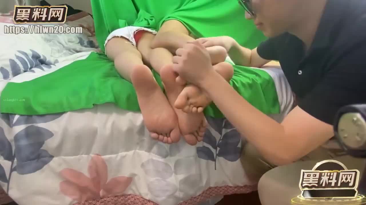 V公子摄影足控必看学生妹潘儿&露露做脚部SPA按摩被男主含脚亲吻偷偷用肉棒玩弄！