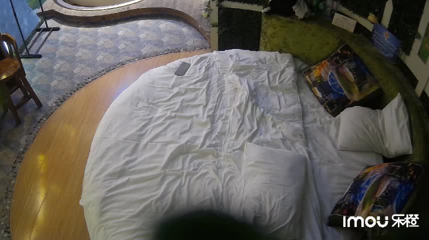 学院风格黑丝美女和胖男友开房打炮 穿着黑丝袜扛腿啪啪猛操 貌似内射了 #偷拍