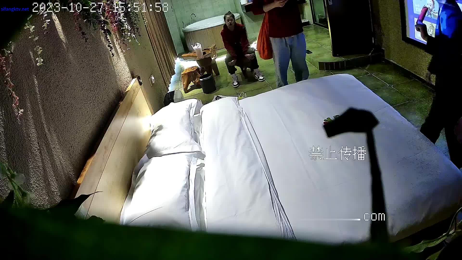 浴缸房偷拍 貌似新婚来旅游的红色卫衣男女穿上黑丝啪啪