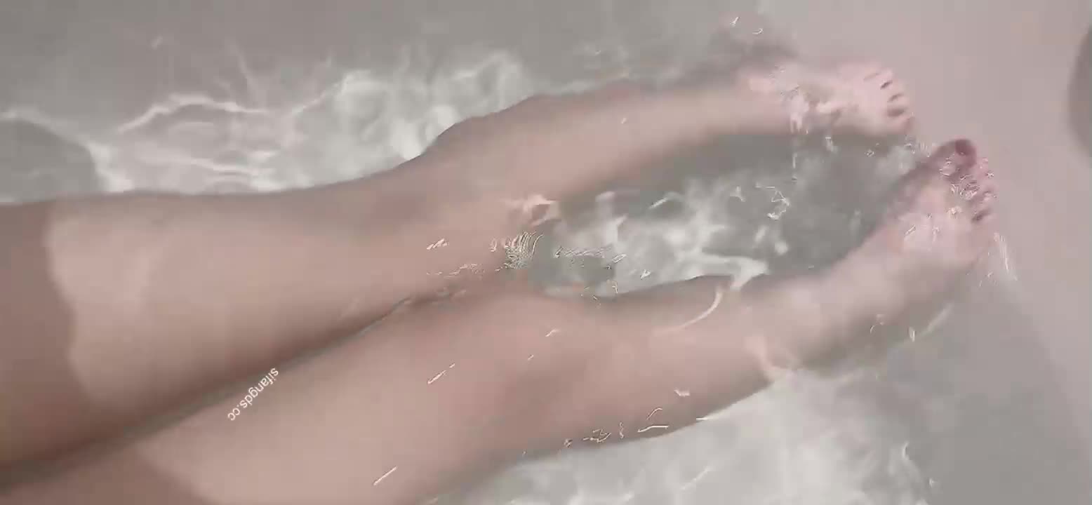 标题：小刘亦菲，金钱豹极品母狗 草莓老师 666大门槛福利！身材S尤物超棒，挺瘦但胸很大，被调教很乖巧 虐待内射 #精品 推特 #草莓老师 #母狗 #内射