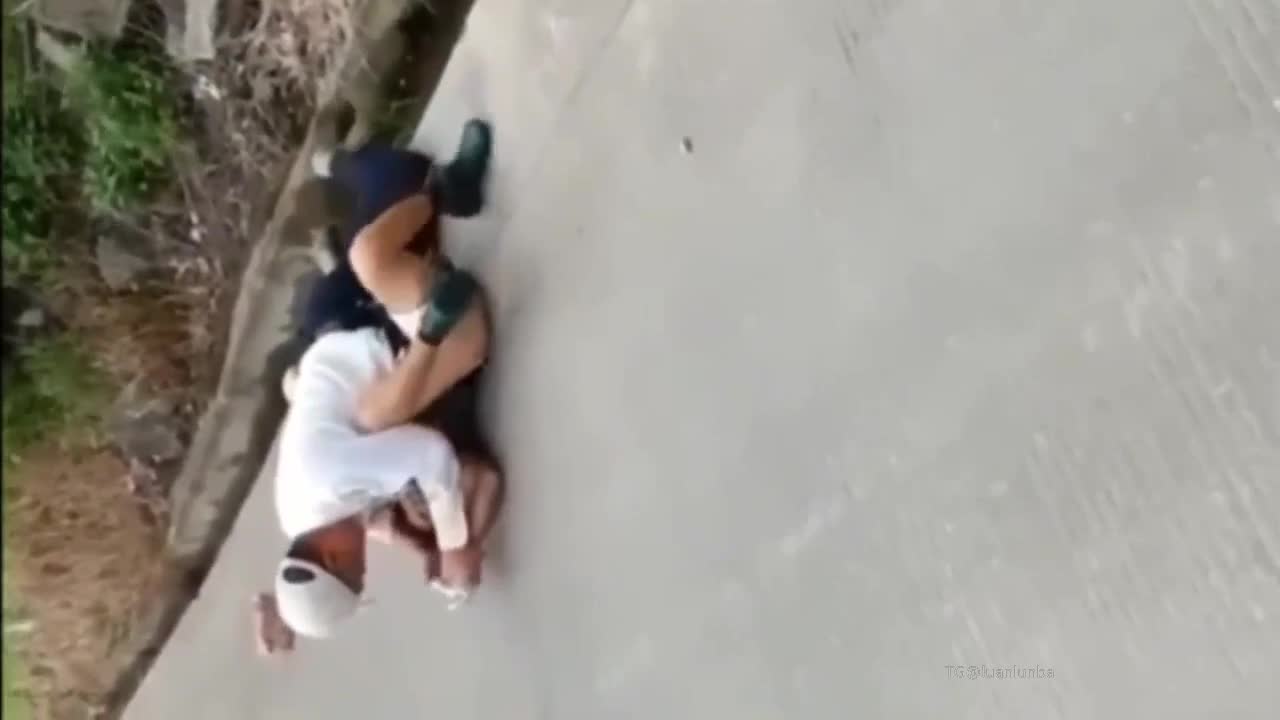 公路野外 #强奸 猥亵，女性的反抗只能坚持一会就开始放弃捂脸了———————————————️更多精彩️@WHTVIP️防失联️@KSFSL1Bot———————————————