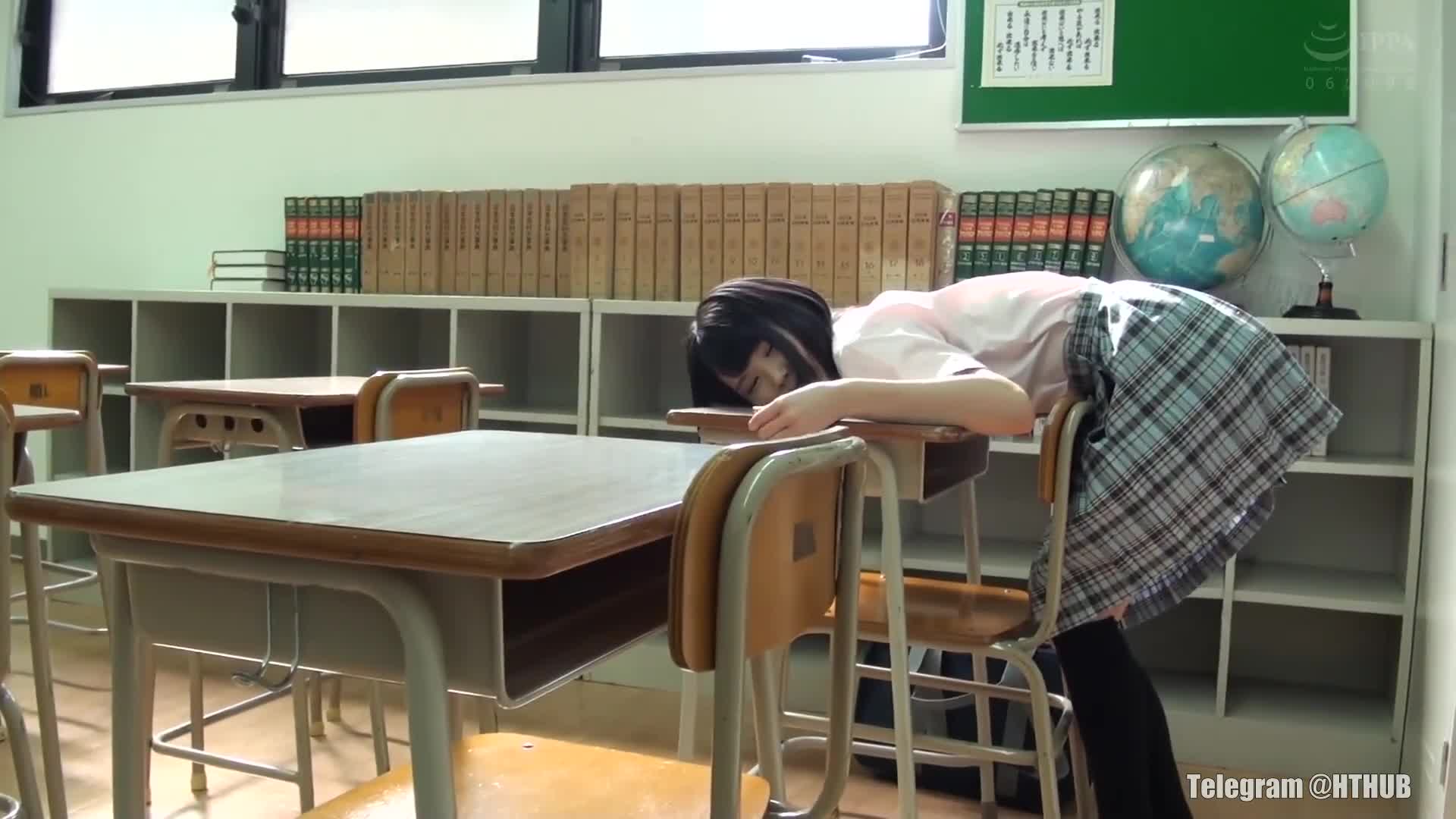 纯正JK学妹放课后回到教室自慰